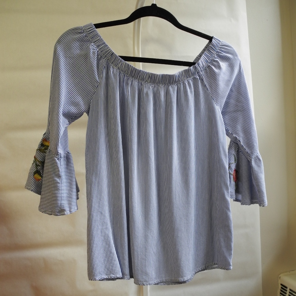 Off-Shoulder Bell Sleeve Top w/ Embroidered Sleeve - Picture 3 of 7